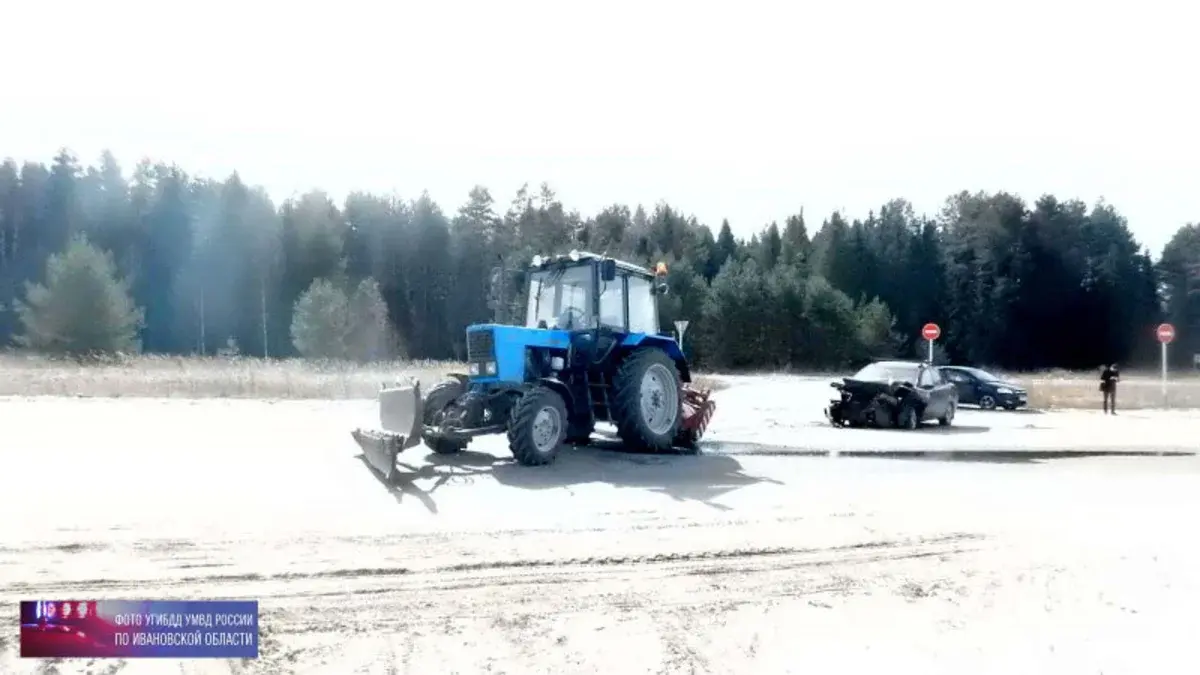 Легковая машина врезалась в трактор, пострадали три человека