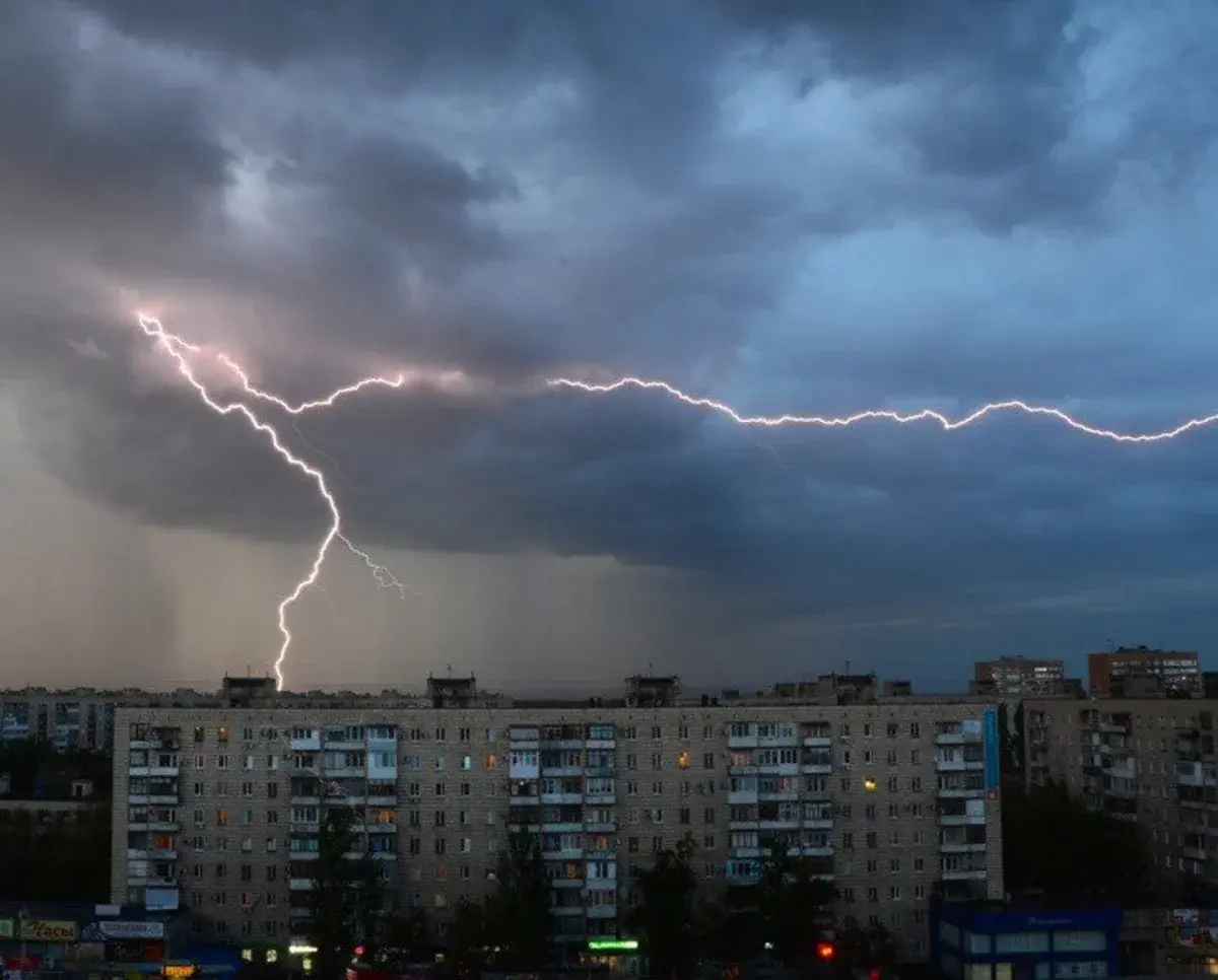 Гром в апреле к чему. Гроза и дождь. Ливень с грозой в городе. Дождь и гроза в городе. Весенняя гроза.