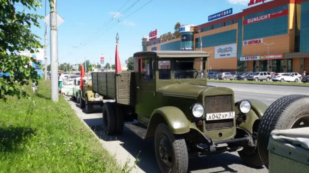 В Иванове прошел неофициальный ретропарад Победы