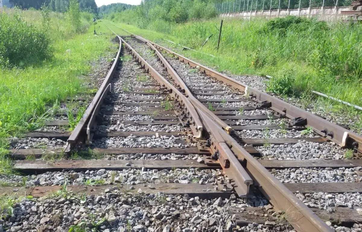 Сойти с колеи. Железнодорожные пути. Разобранные рельсы. Сломанные рельсы. Бесшовные рельсы.