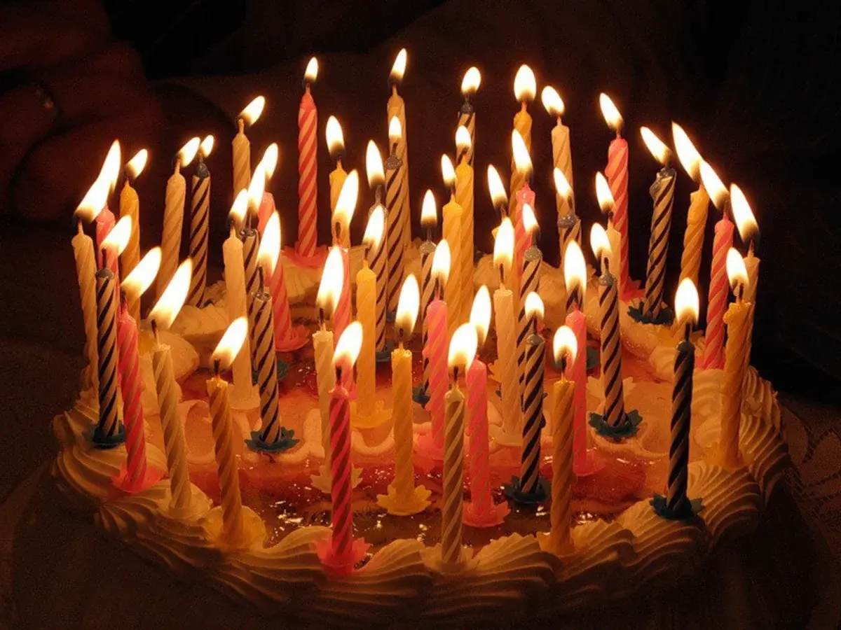 Видео торт свечи. Тортик со свечками. Свечи для торта. Пирог со свечами. Торт и много свечей.
