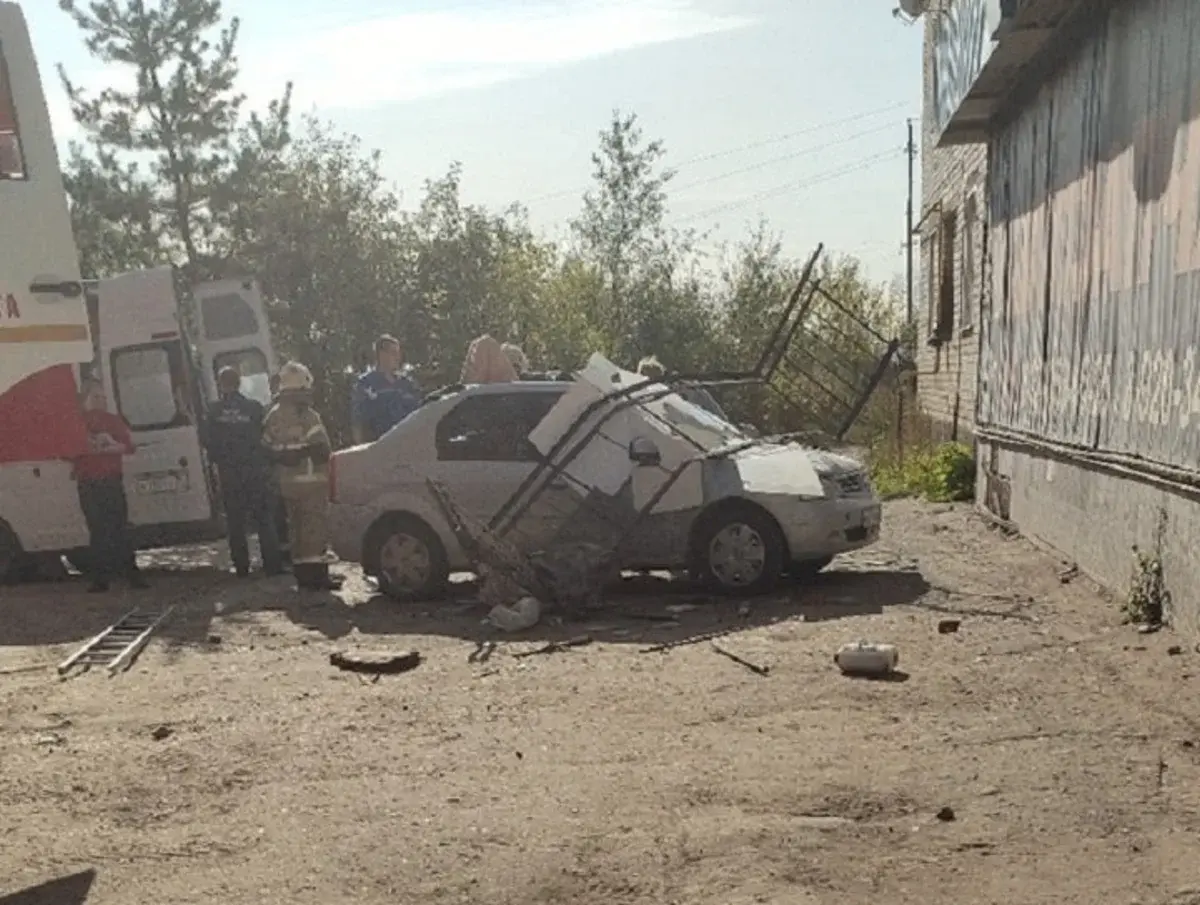 В Вичуге женщина упала с балкона на автомобиль