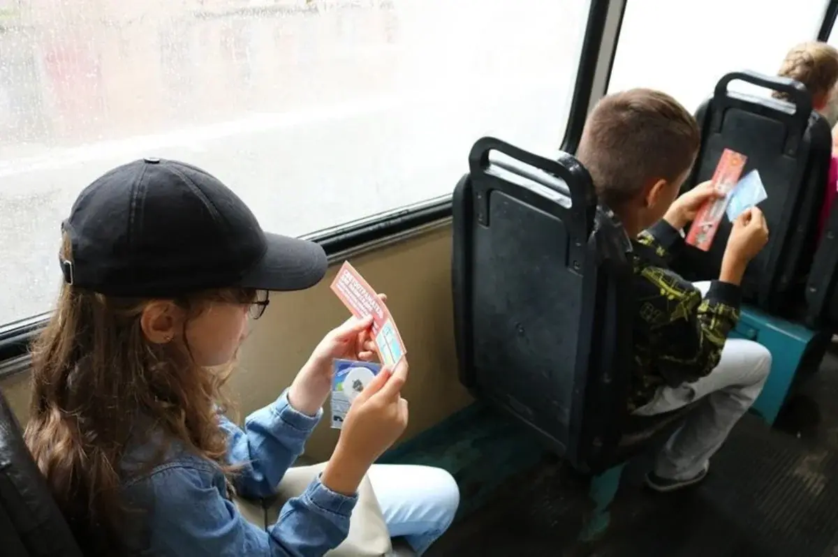 Бесплатный проезд в автобусе для детей. Школьники в общественном транспорте. Троллейбус для детей. Школьник в трамвае. Проезд школьников.