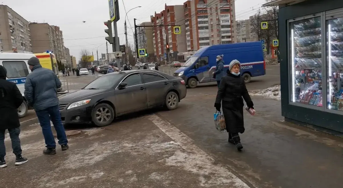 Женщина попала в больницу из-за вылетевшей на тротуар машины