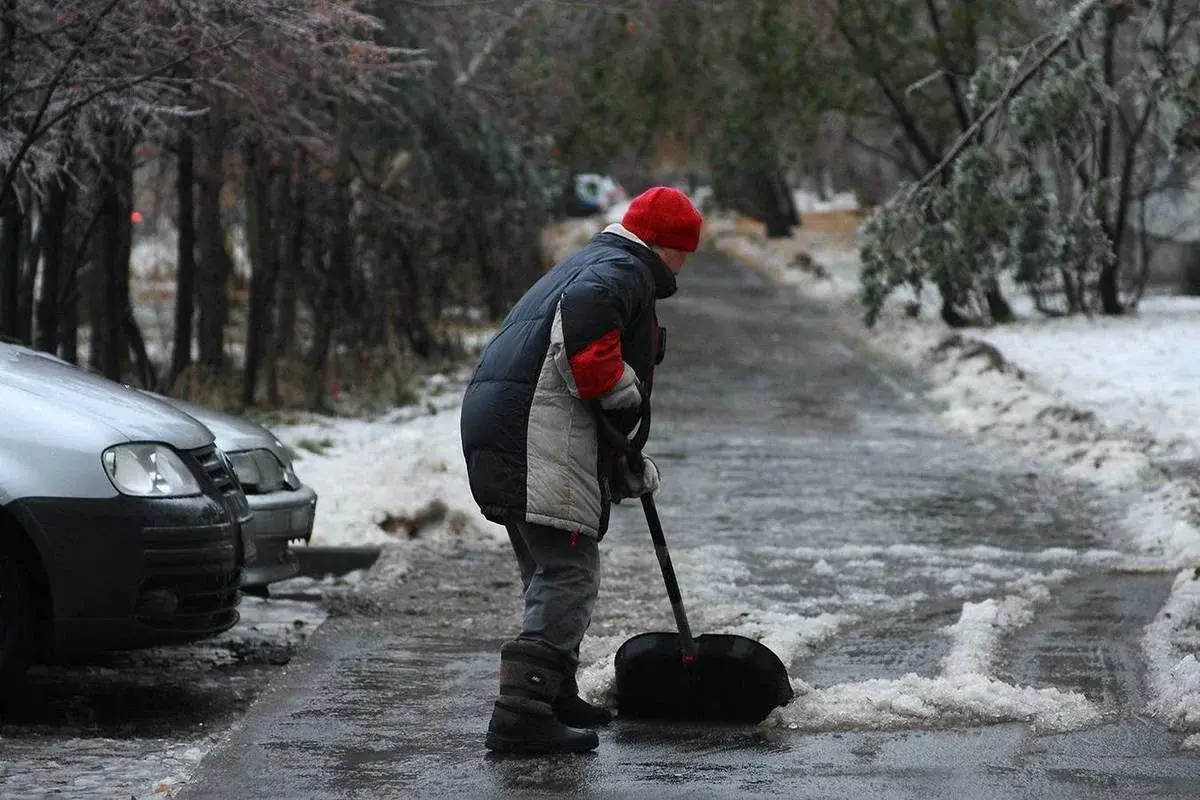 Скользкие улицы. Гололед. Гололедица зимой. Гололед в городе. Сильный гололед.