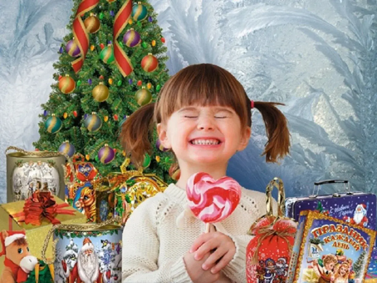В новогоднем подарке есть конфеты. Новогодние подарки для детей. Новогодние сладости для детей. Дети сновгодними подарками. Новогодние подарки для детей сладкие.