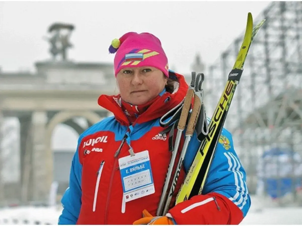 Олимпийская чемпионка по лыжам в розовой