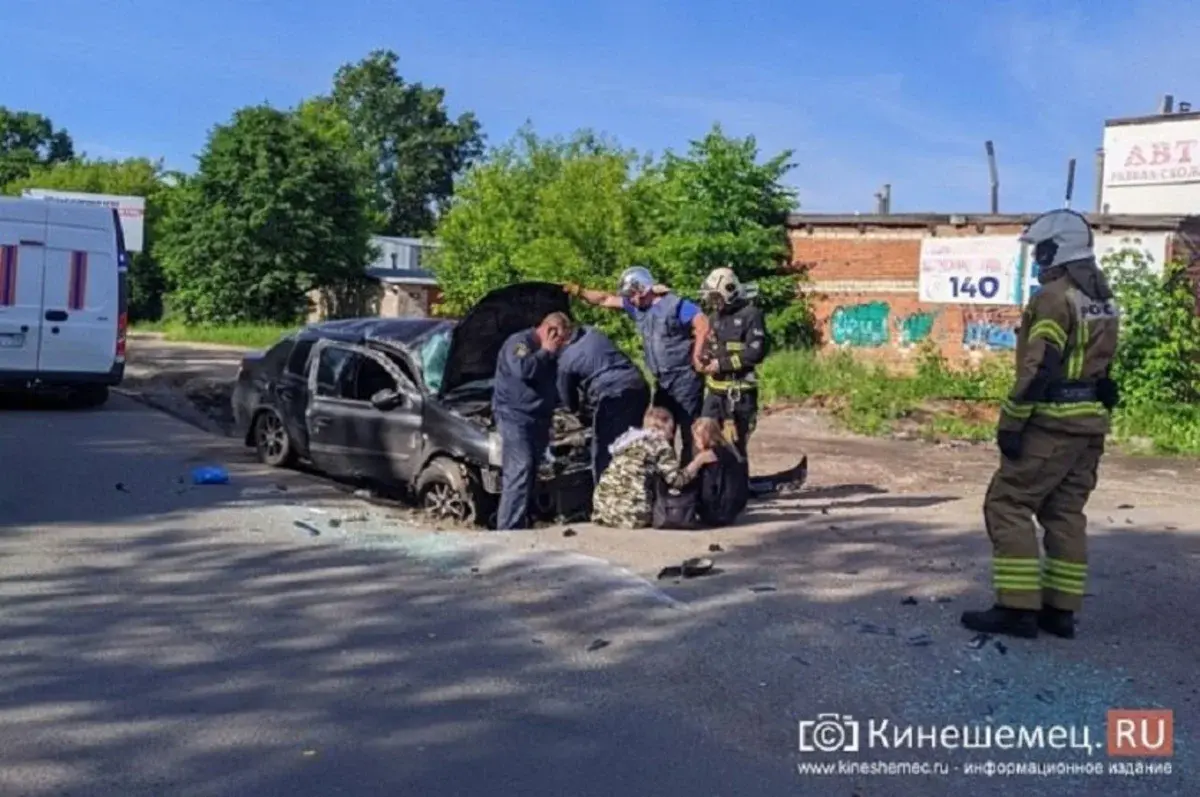 Зазвеневший в машине мобильник отправил в больницу двух человек