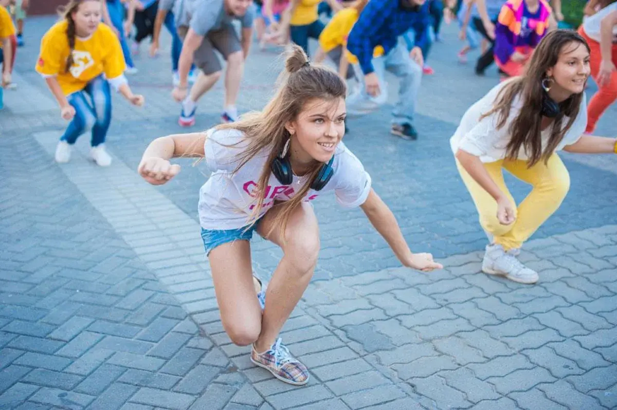 Конкурсы среди девушек. Танцы на улице. Дети танцуют на улице. Танцы на улице дети. Массовые танцы на улице.