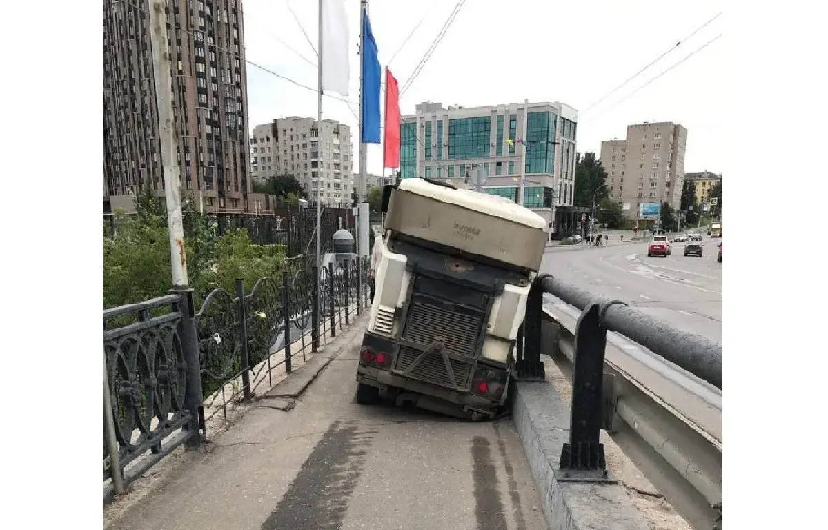 Машина-пылесос попала в яму на Соковском мосту в Иванове