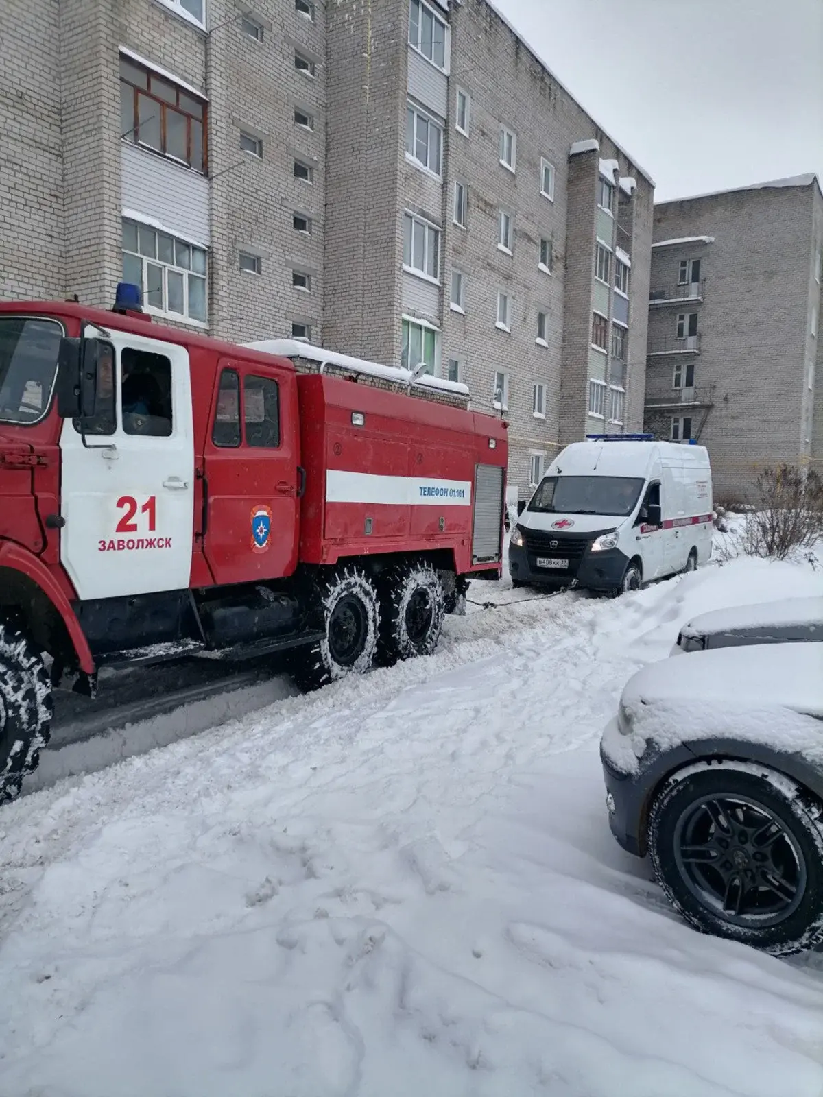 Заволжские спасатели выручили из снежного плена скорую