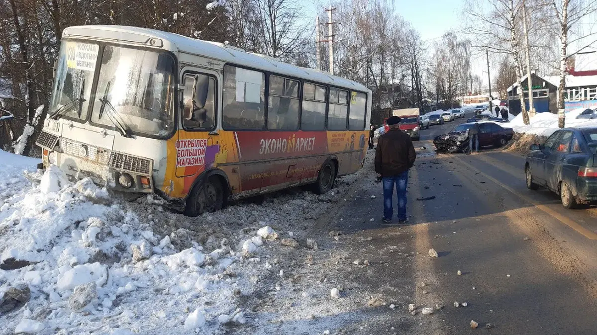 В Иванове в ДТП попал пассажирский автобус