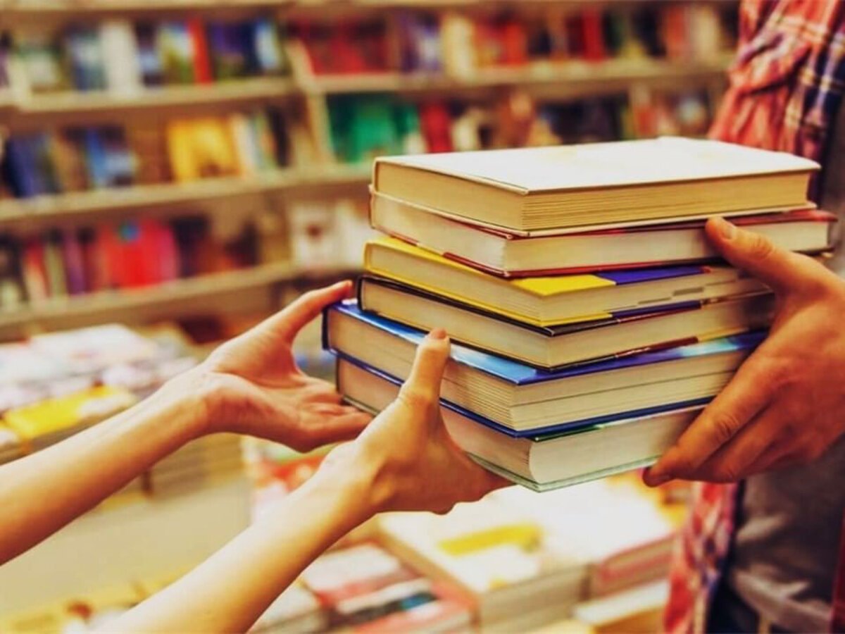 Книги можно вернуть в магазин. Читатели в библиотеке. Библиотечные книжки. Верните книги в библиотеку. Сдать книги в библиотеку.