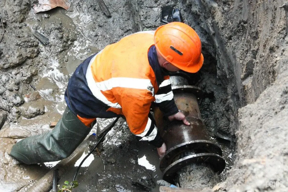аварийные работы на водопроводе. устранение аварий на водопроводных сетях. чинят водопровод. работы на водопроводе. аварийно восстановительные работы водоснабжения.