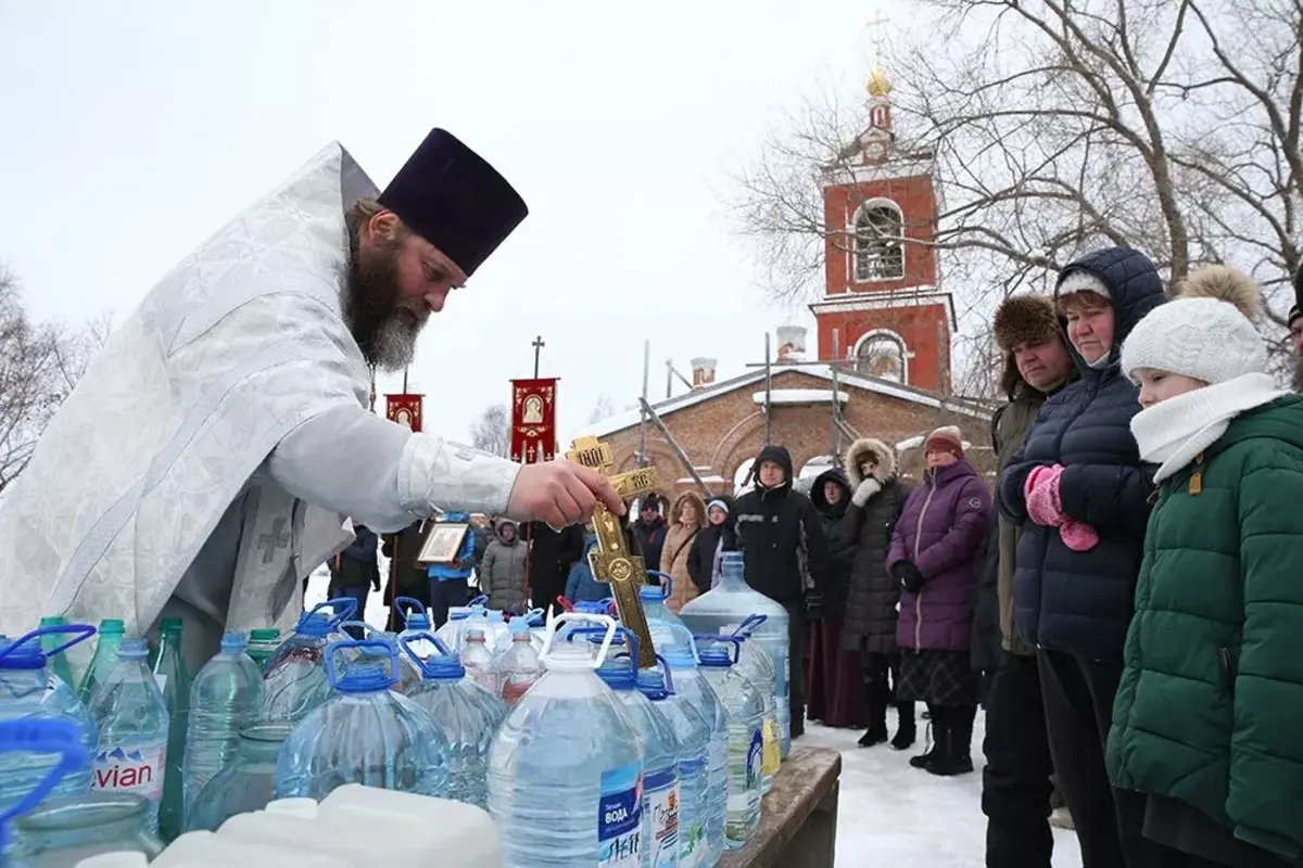 Время святой воды. Свято Троицкий храм Челябинск 2023год Крещенская вода. Крещение Господне Святая вода. Освящение воды на крещение. Освящение крещенской воды.