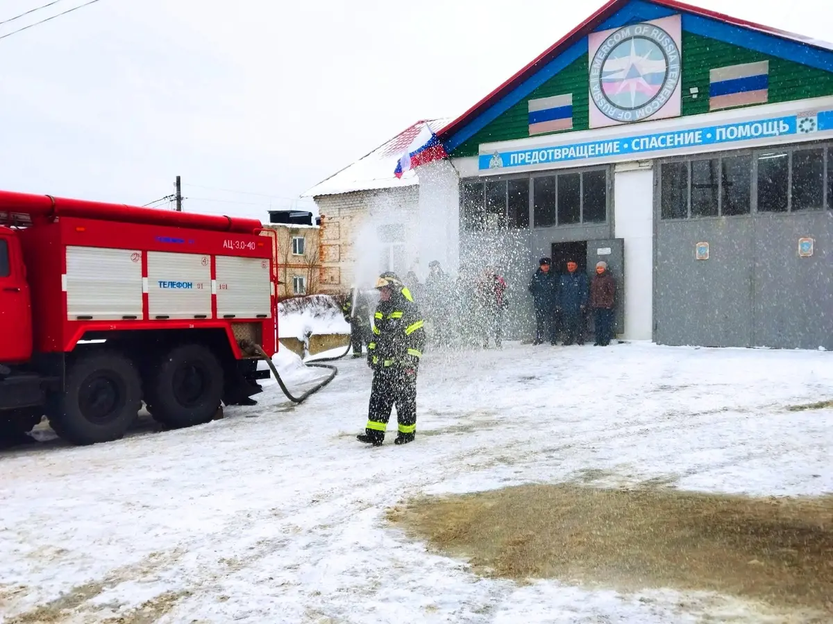 Пестяковского пожарного коллеги облили водой из брандспойтов под звуки сирен