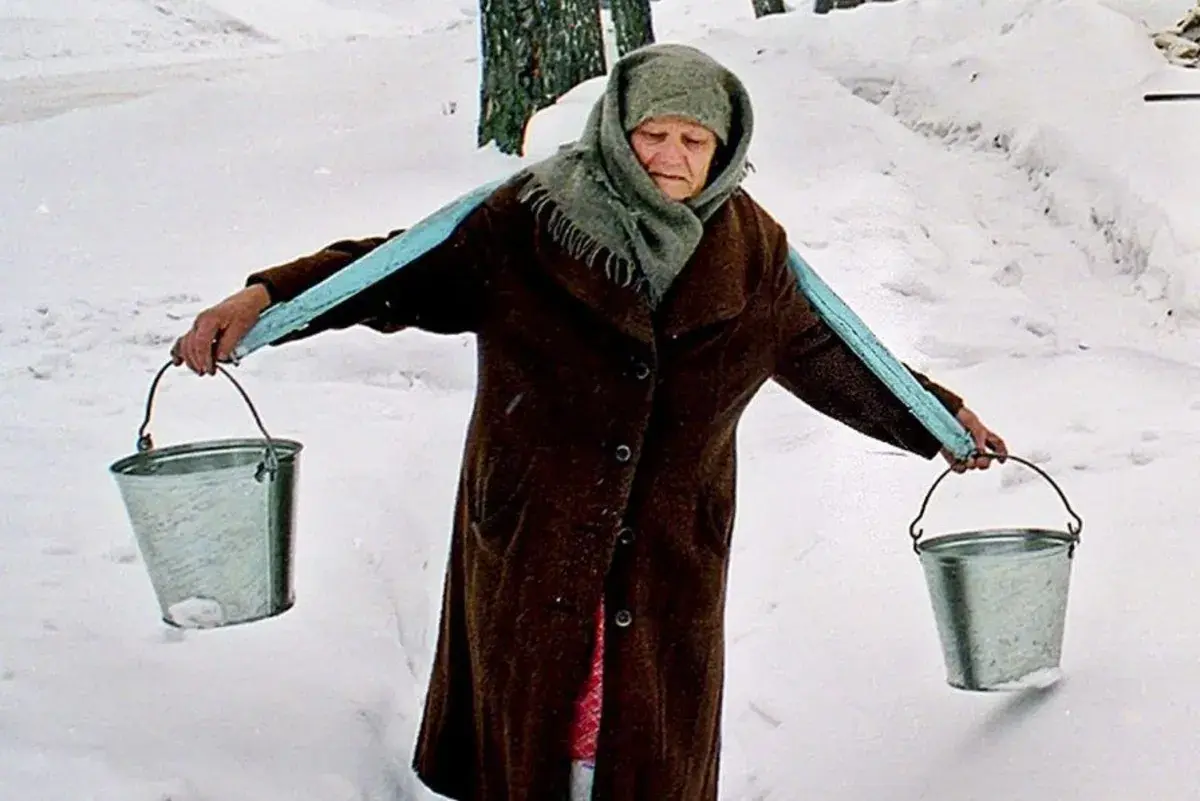 Воду носят ведрами. Бабушка с коромыслом. Женщина с ведром. Бабка с ведрами. Старуха с коромыслом.