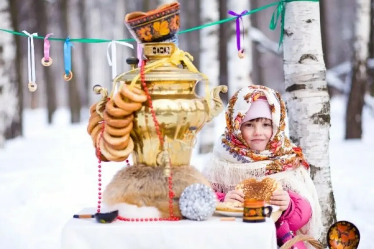 Самовар с блинами на масленицу