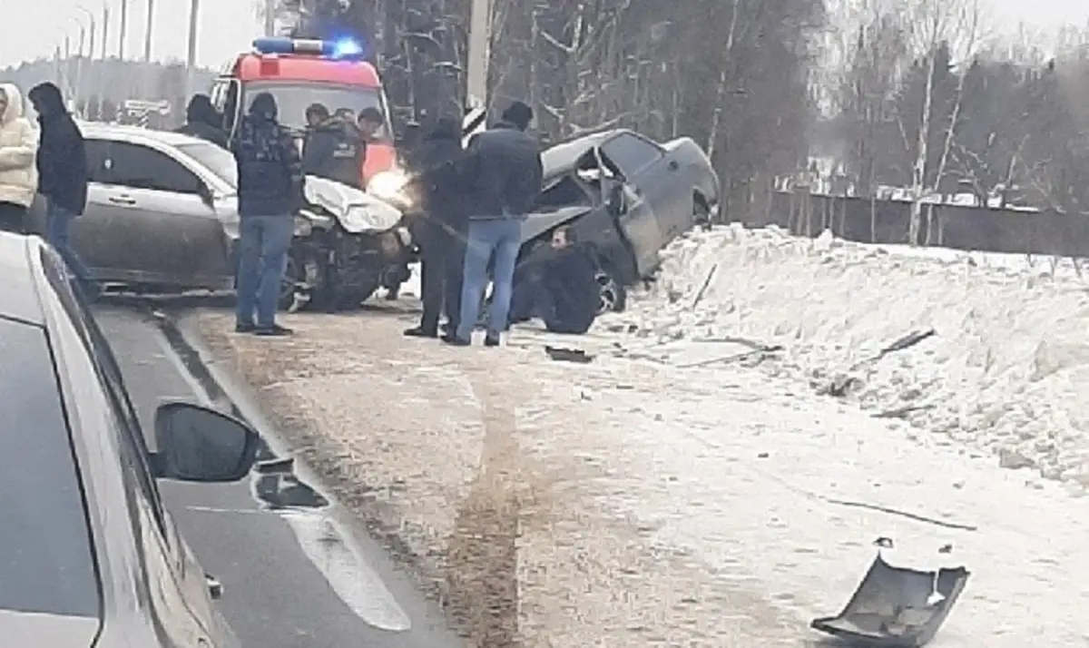 В жестком ДТП на фурмановской трассе пострадала беременная женщина