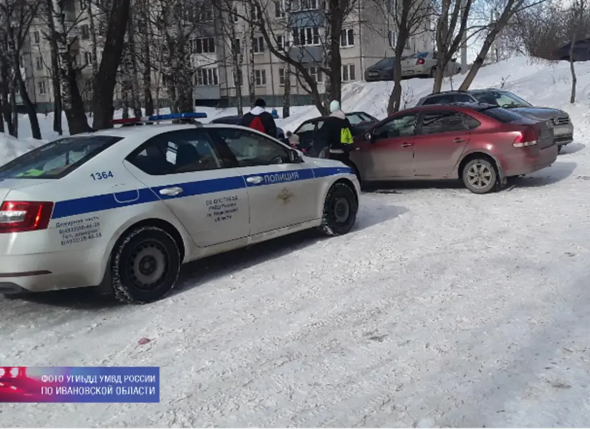 В Иванове катавшаяся с горки девочка съехала под машину и попала в больницу