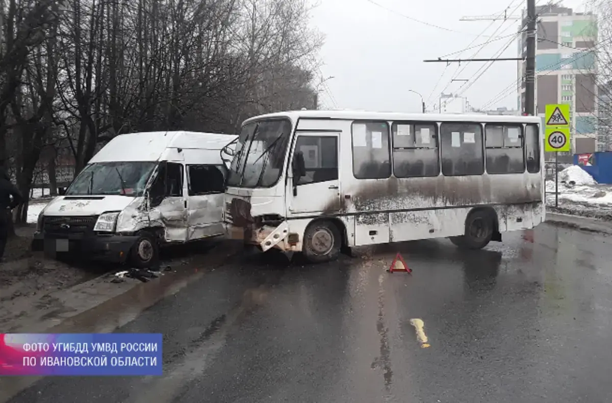 В Иванове попала в больницу пассажирка столкнувшейся с автобусом маршрутки