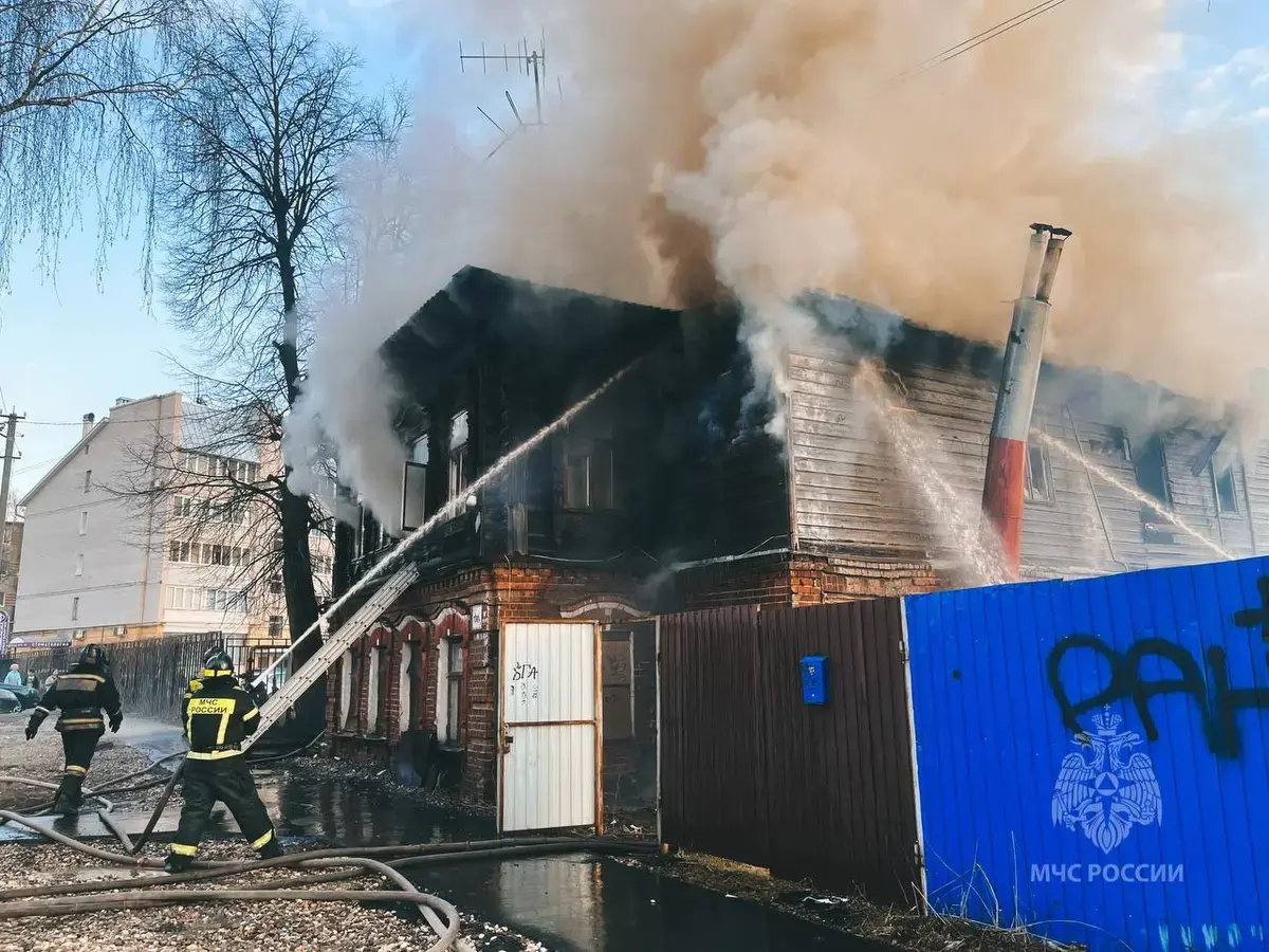 В центре Иванова на улице Красногвардейской горит двухэтажный частный дом