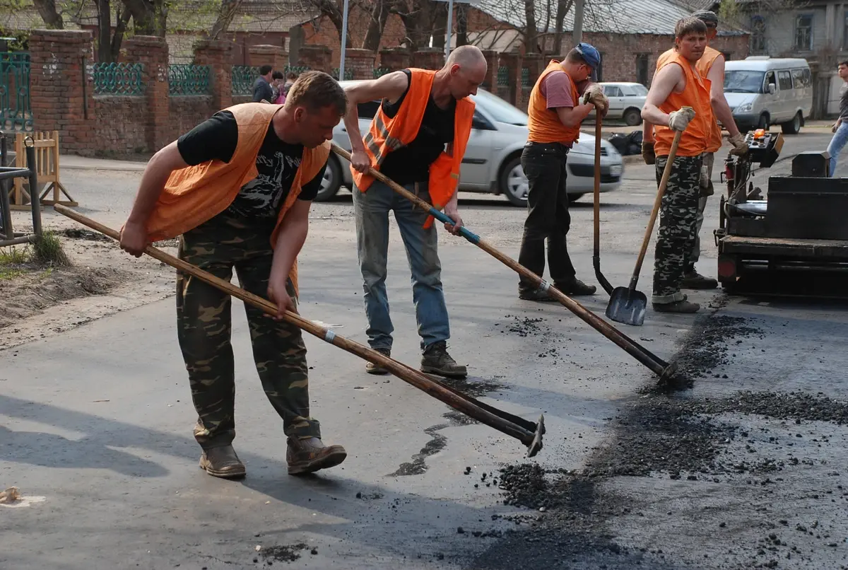 Ямы на дорогах в Иванове разрослись из-за частых 