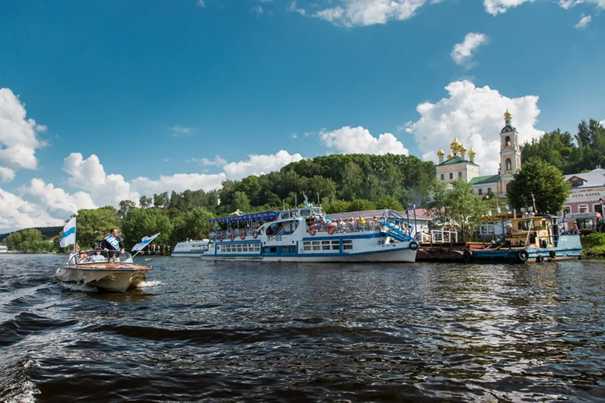 Катер на Волге Плес