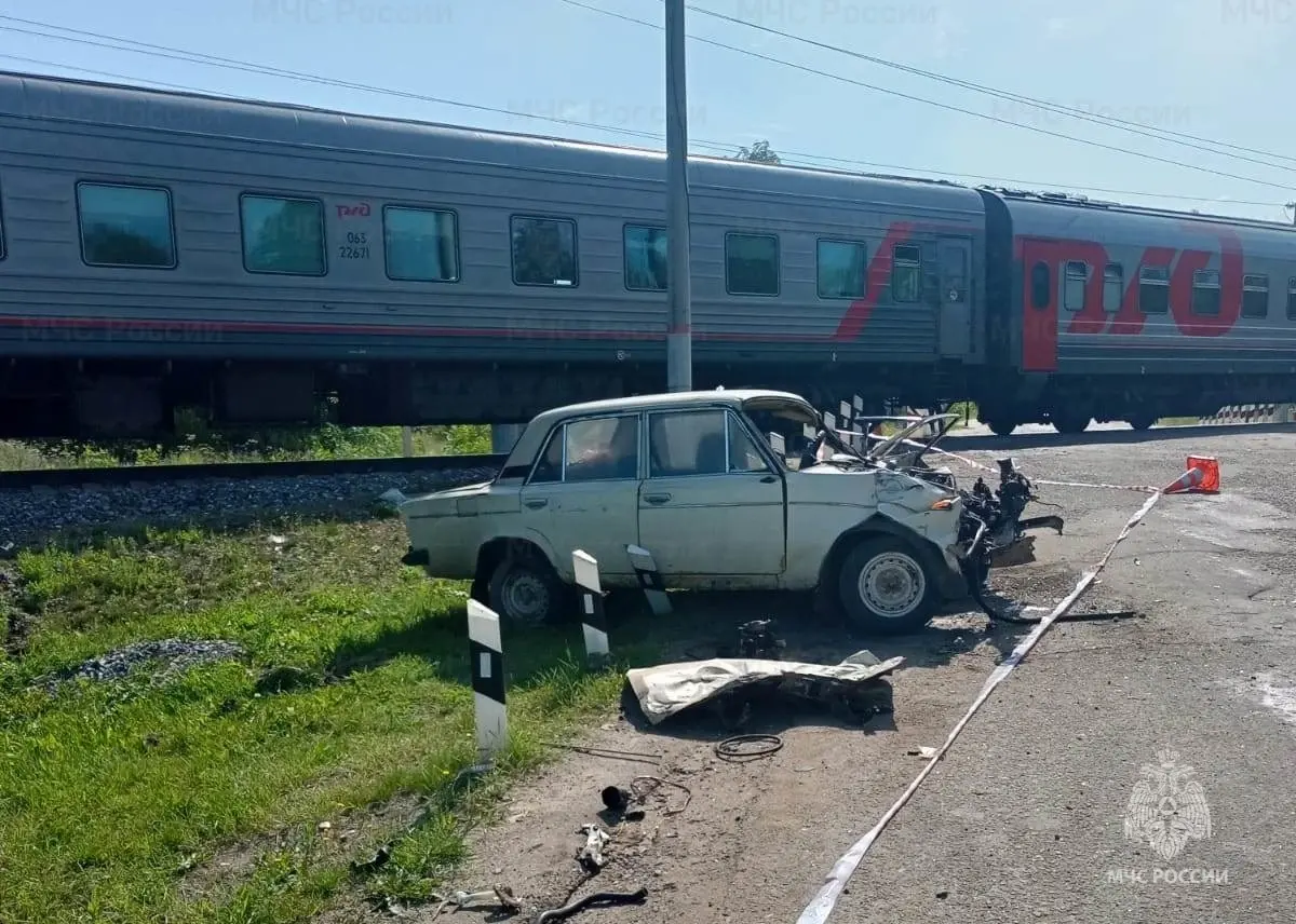 В Костромской области поезд Иваново-Нерехта столкнулся с легковым  автомобилем