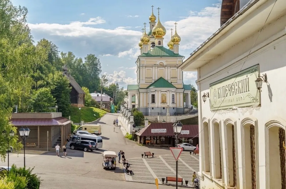 В Плесе туристы могут поймать уходящее лето