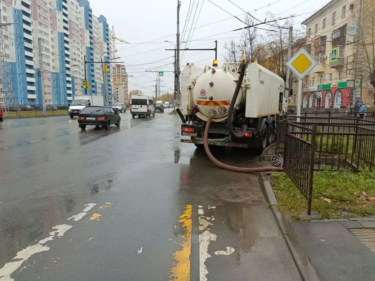 В Иванове специалисты устраняют последствия затяжных дождей