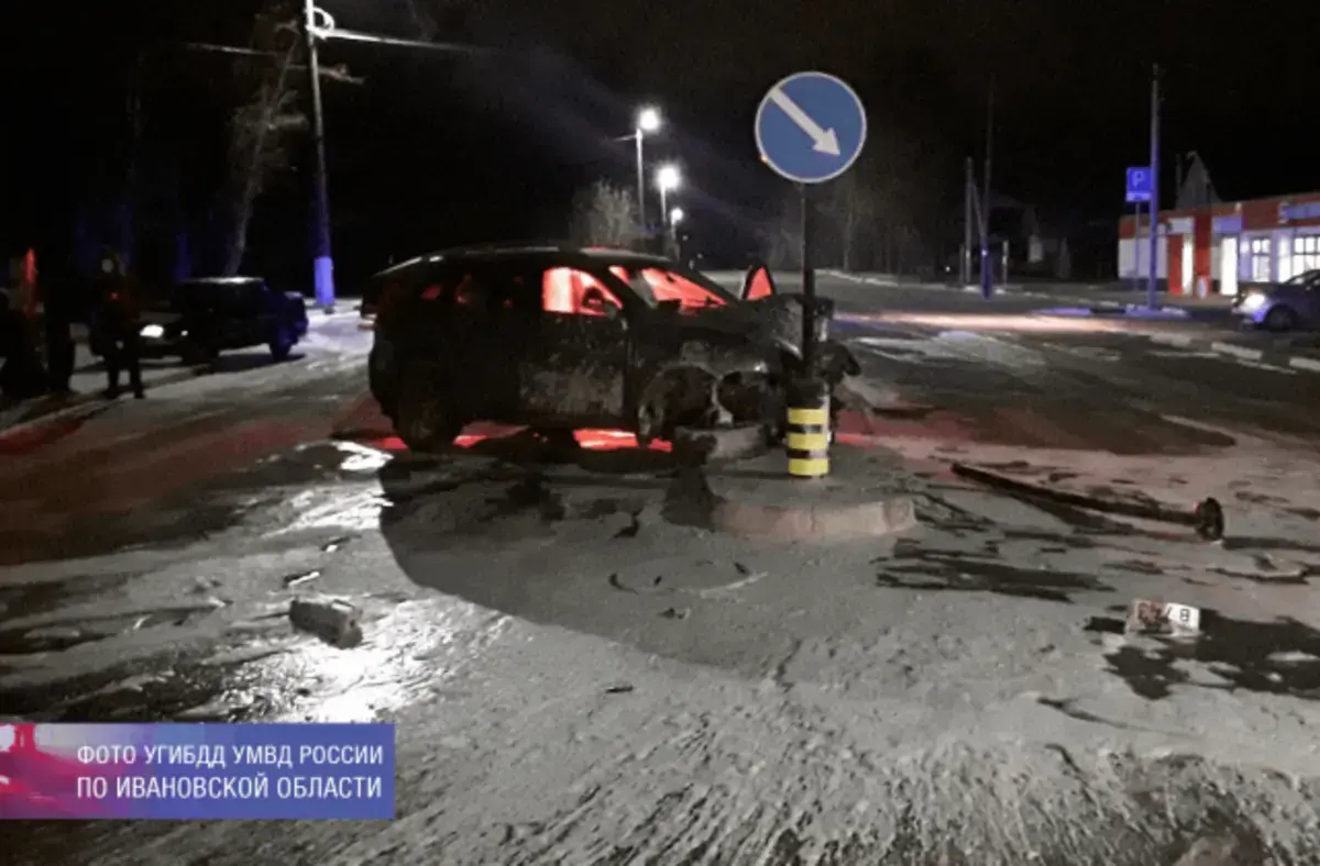 В Фурманове налетевшего на островок безопасности водителя из машины  доставали пожарные с помощью специнструмента