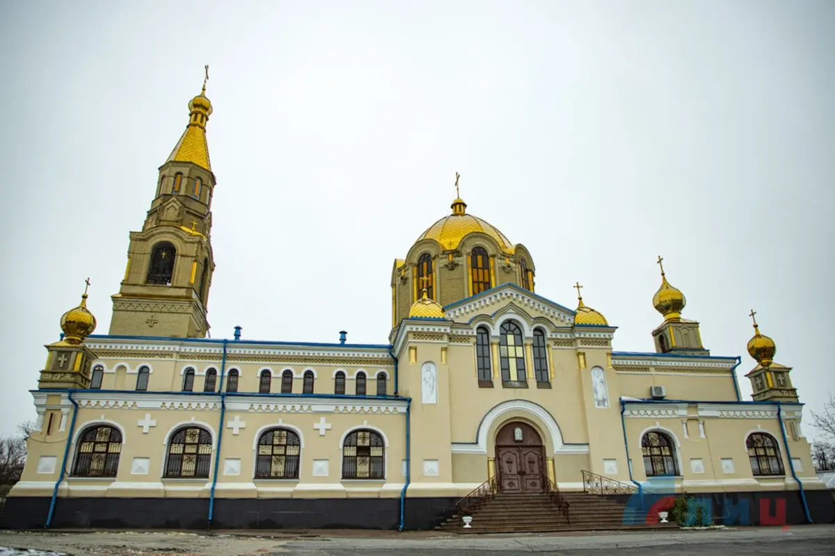 Палехские мастера расписывают стены старейшего храма в Луганске