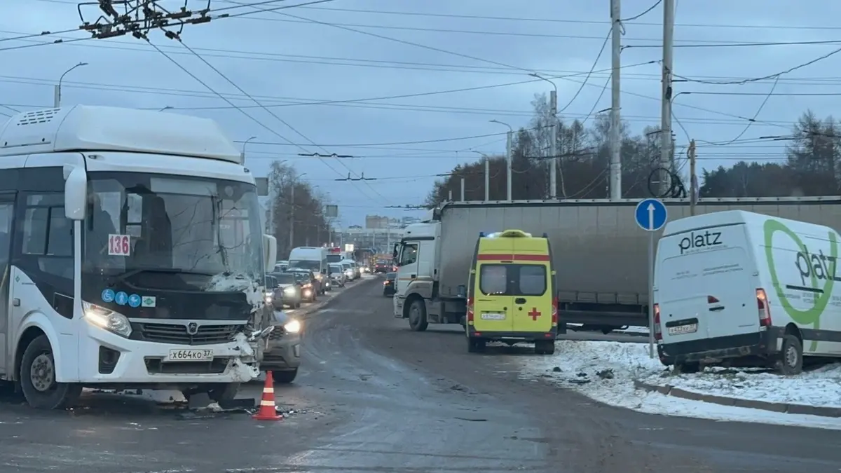 23 ноября в Иванове пассажирский автобус столкнулся с автофургоном, есть  пострадавшие