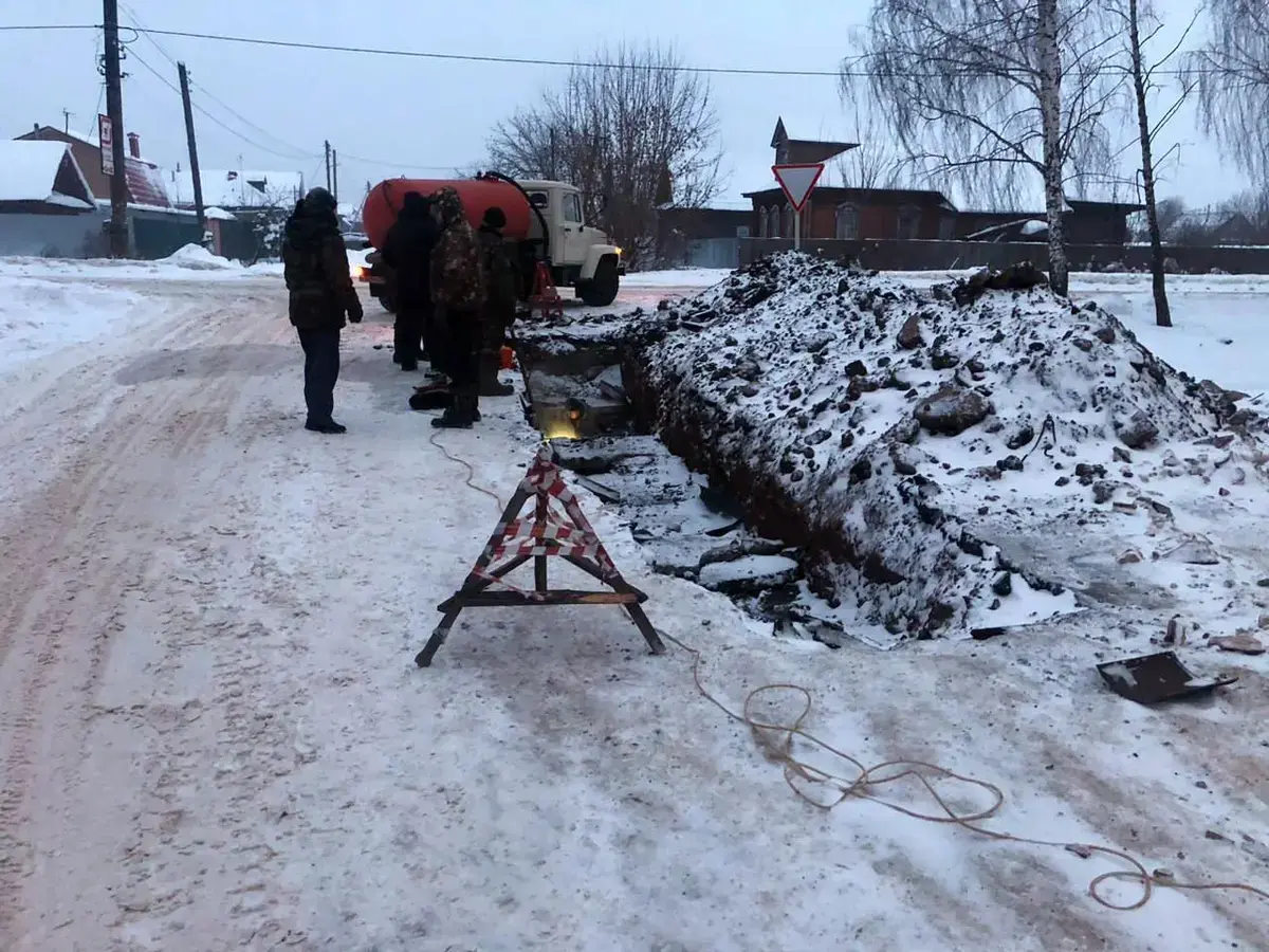 В Наволоках прорвало теплотрассу