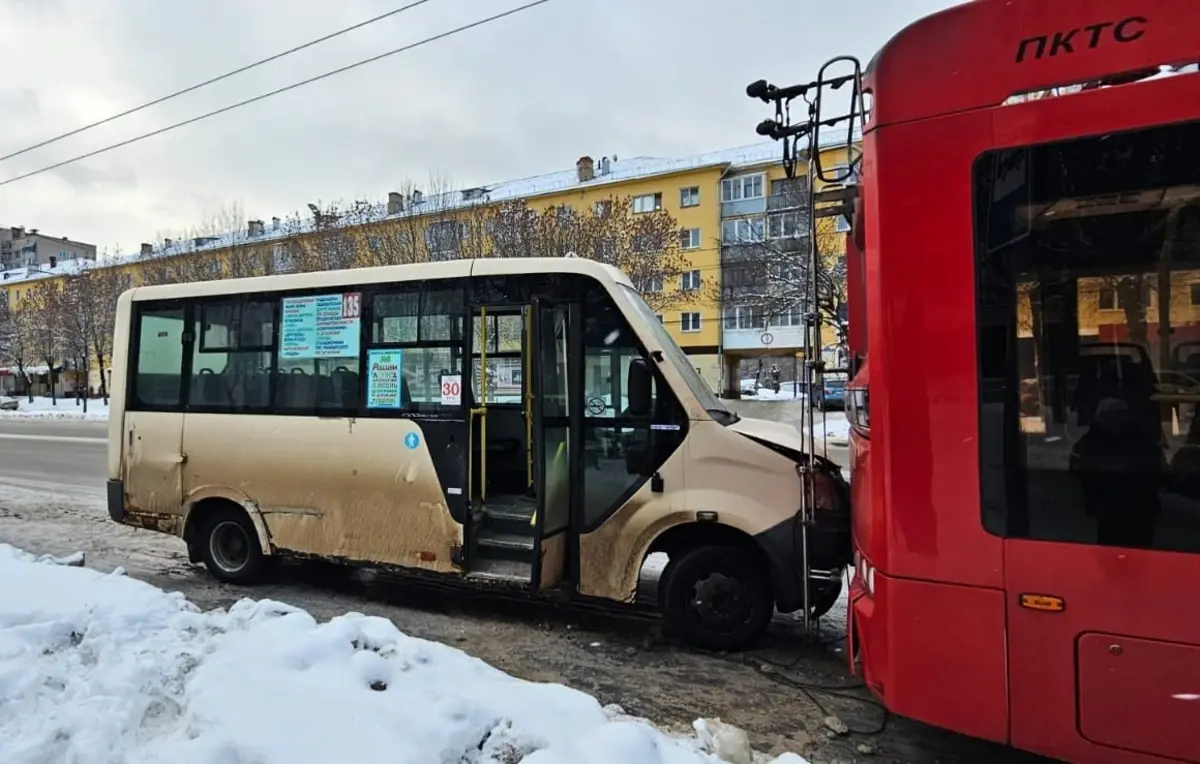 В Иванове пассажирский автобус на остановке протаранил троллейбус 