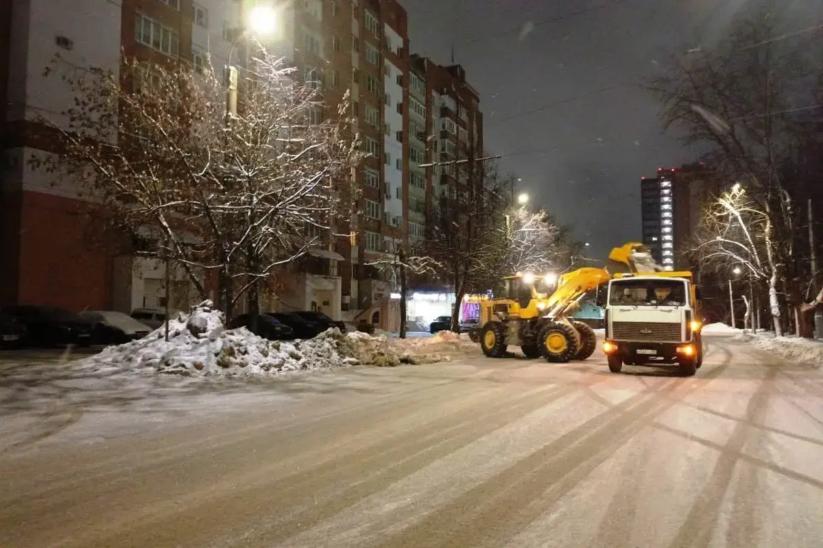 В Иванове ночью рабочие вывезли с улиц и дорог 2500 кубометров снега