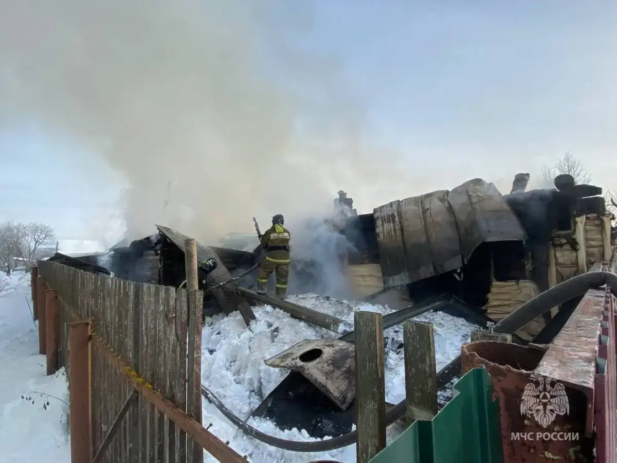 В Комсомольском районе одновременно сгорели дом, двор и баня