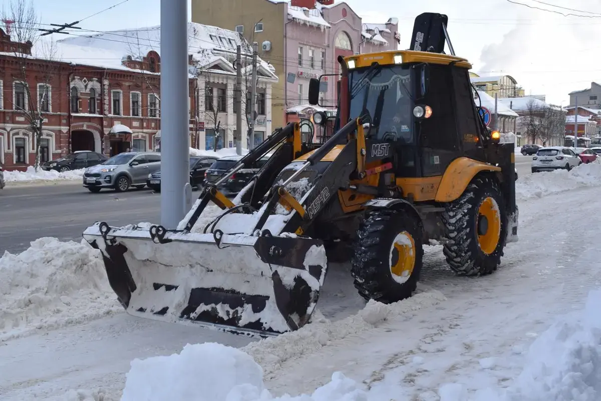 В Иванове ночью 58 единиц техники убирали снег с городских улиц