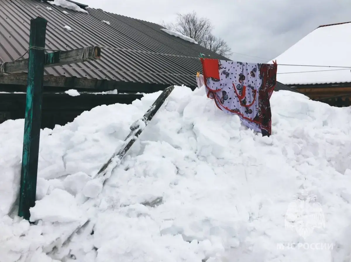 В Лухе спасли женщину, которую засыпало снегом с крыши