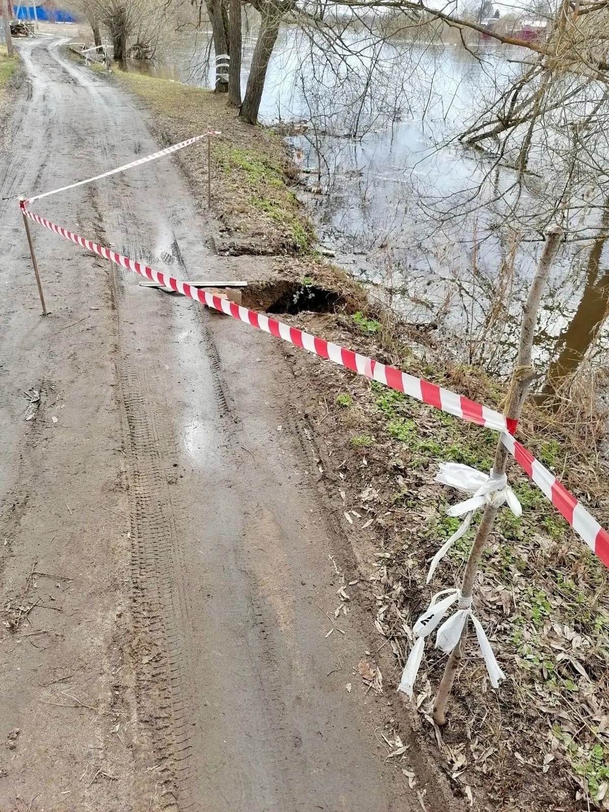 В Холуе обнаружен провал дороги: движение транспорта запрещено