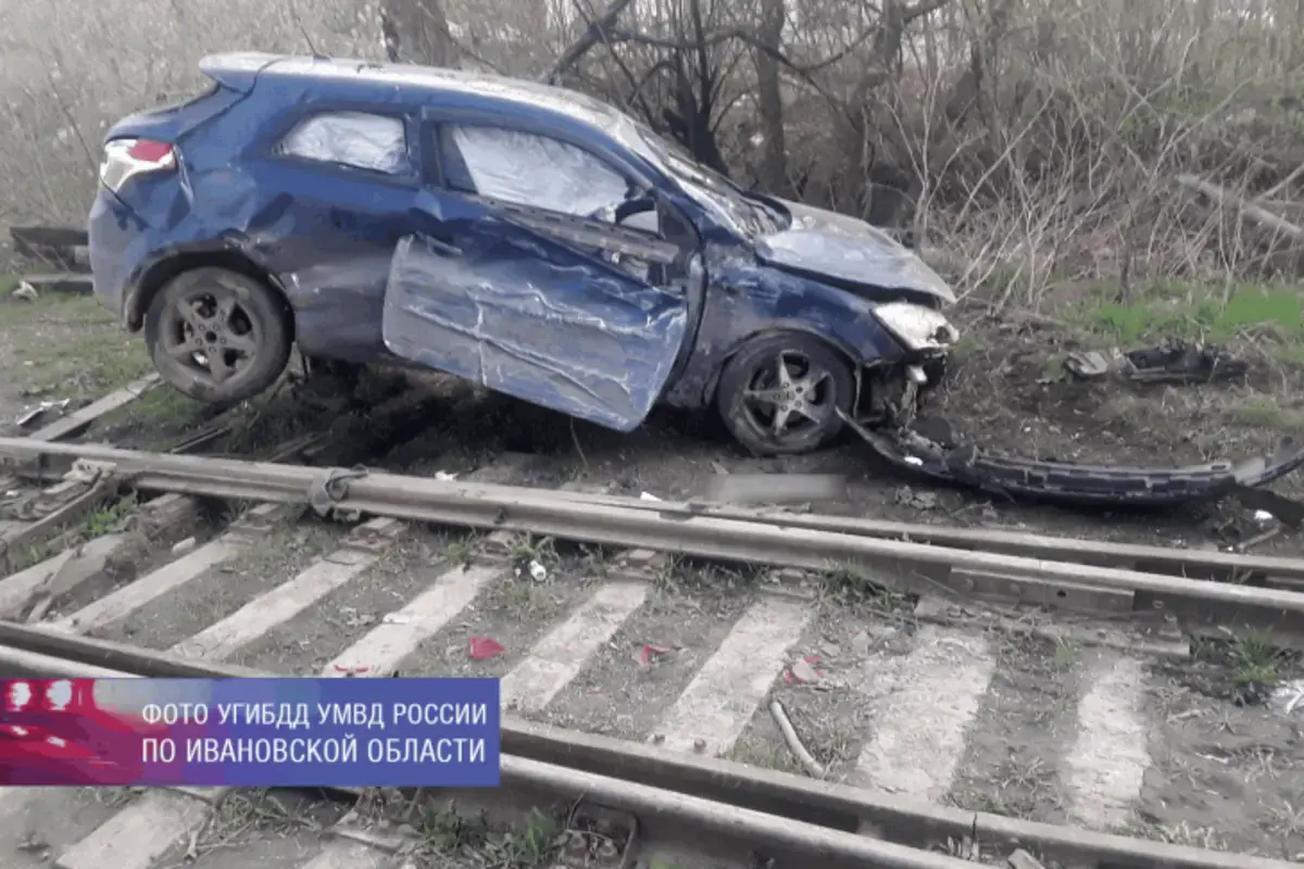 В Иванове водитель иномарки выехал на встречную полосу, врезался в столб и  оказался на рельсах