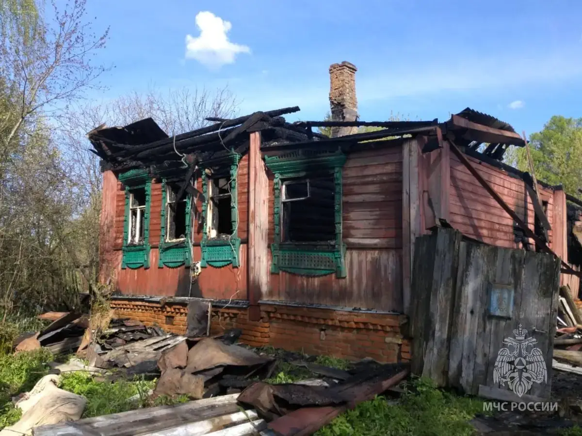 В Комсомольском районе утром 15 мая в сгоревшем из-за неисправной печи доме  погиб мужчина