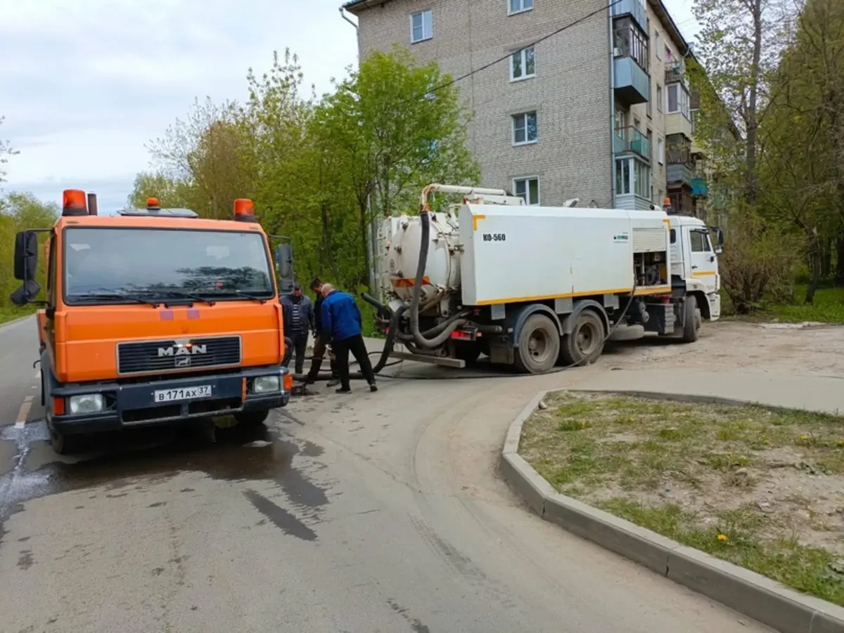 В Иванове рабочие проводят плановую прочистку дождеприемников