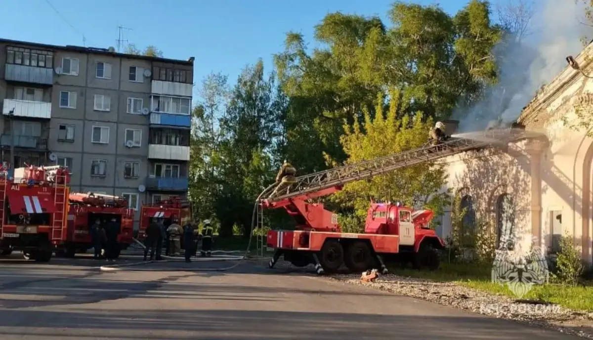 МЧС: в Комсомольске пожарные тушили крышу бывшего автовокзала, которую,  вероятно, кто-то поджег