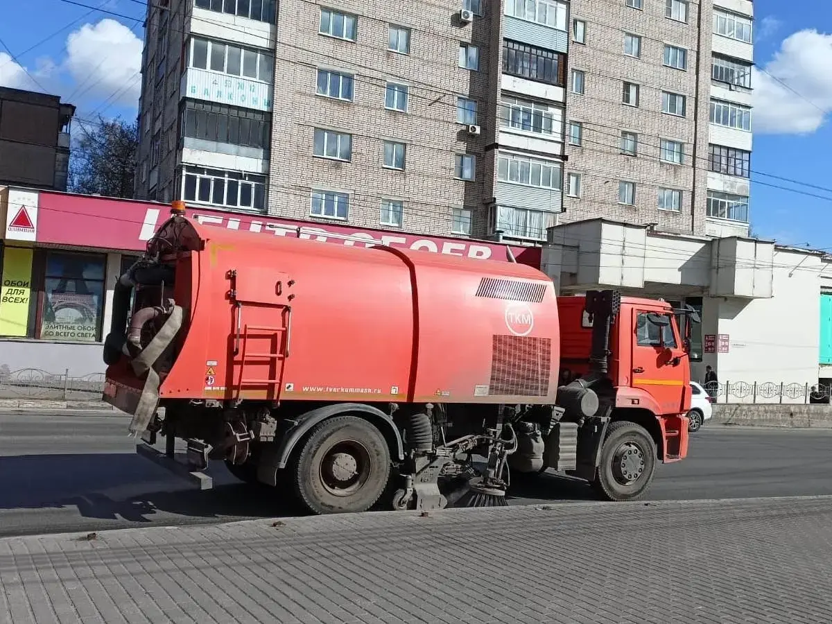 В Иванове ночью 13 единиц спецтехники убирали городские улицы