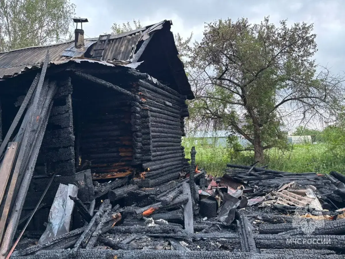 В Родниках на пожаре в нежилом доме погиб неосторожно покуривший бомж