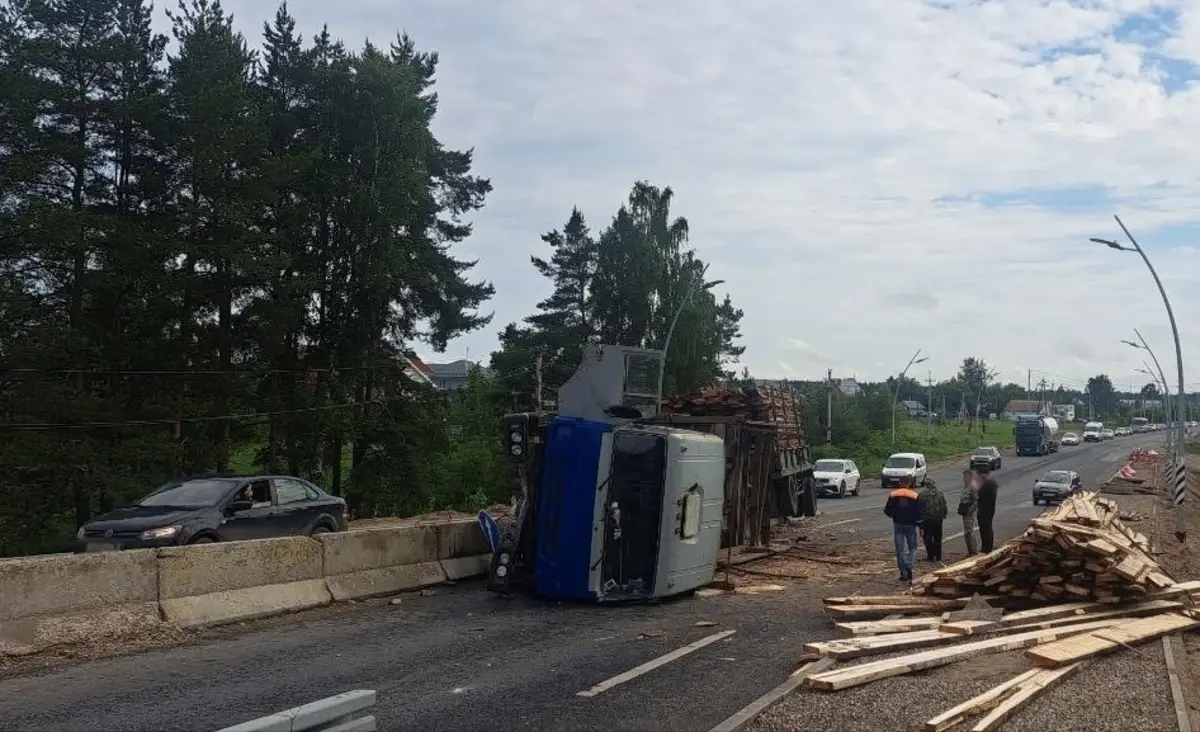 В Иванове на путепроводе перевернулся лесовоз и перегородил одну из полос