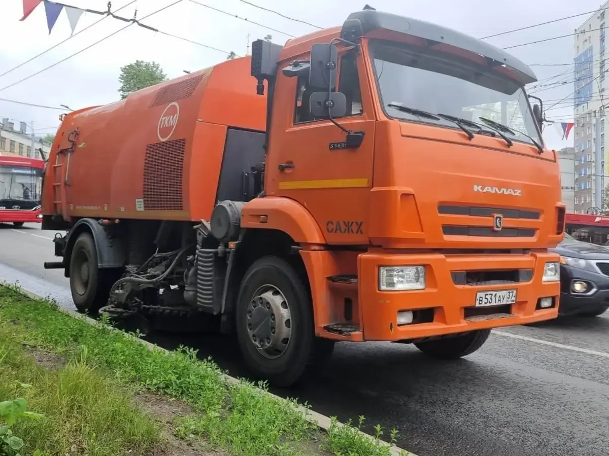 Днем 18 июня в Иванове 72 дорожных рабочих расчищают городские дороги