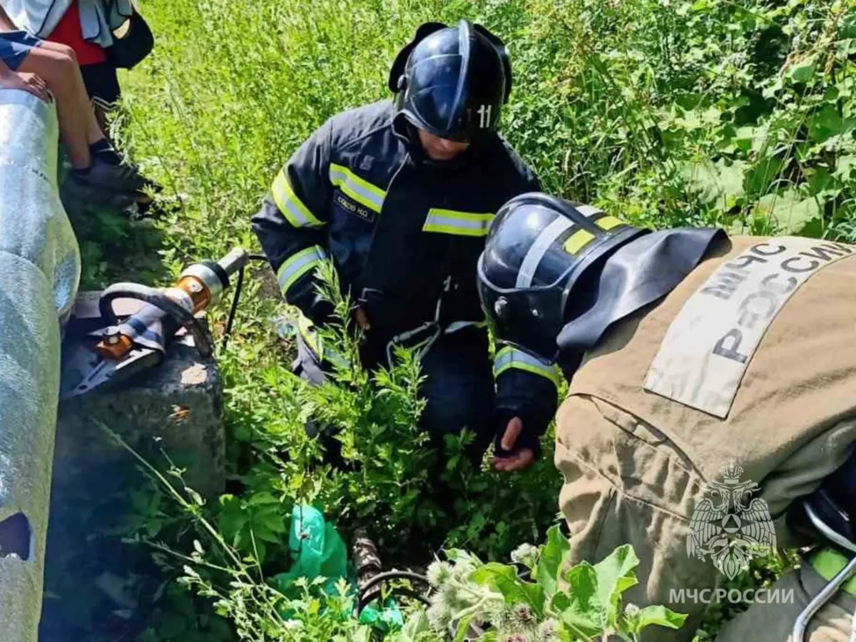 В Комсомольске спасатели выручали застрявшего в теплотрассе подростка